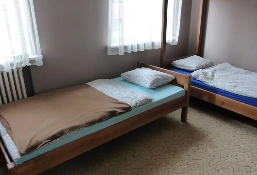 اتاق خانوادگی با سرویس بهداشتی مشترک, Folks Village Plowce House