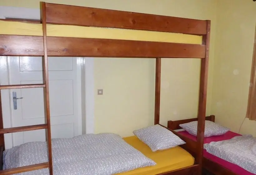 اتاق خانوادگی با سرویس بهداشتی مشترک, Folks Village Plowce House