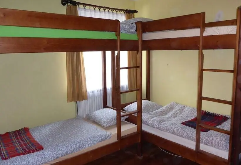 اتاق خانوادگی با سرویس بهداشتی مشترک, Folks Village Plowce House
