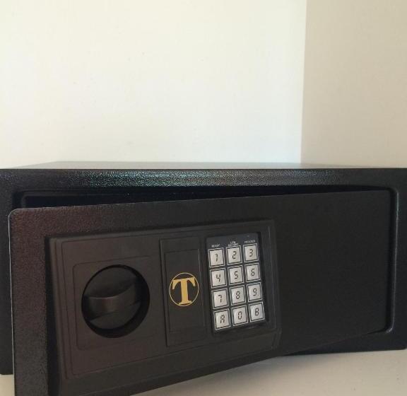 스탠다드 스튜디오, Akroyiali Resort