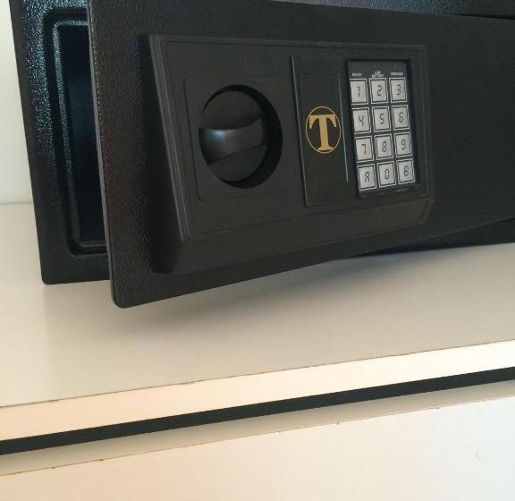 스탠다드 스튜디오, Akroyiali Resort