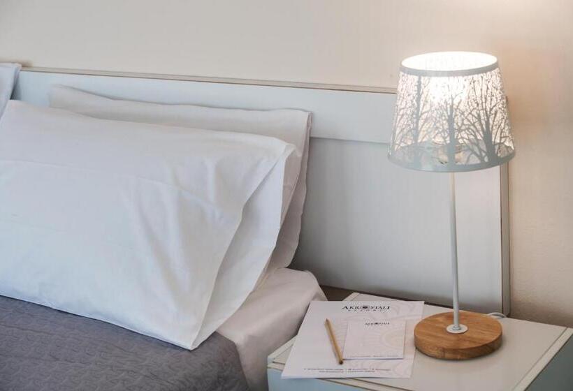 스탠다드 스튜디오, Akroyiali Resort