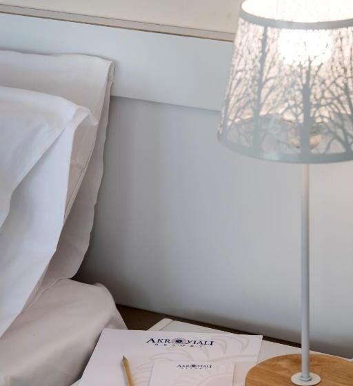 스탠다드 스튜디오, Akroyiali Resort