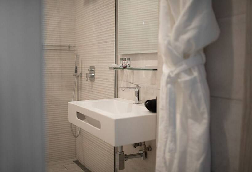 デラックスルーム, Capital