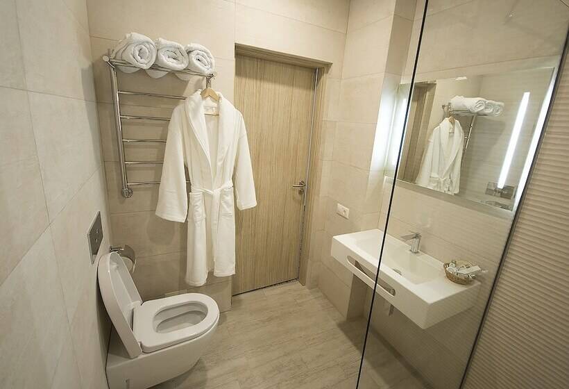 スタンダードルーム, Capital