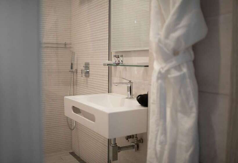 デラックスルーム, Capital