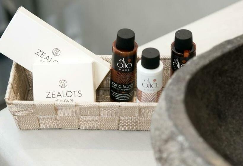 جناح مطلّ علي حمام السباحة, Emerald Collection Suites