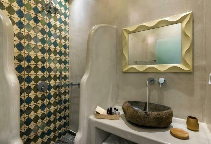 جناح مطلّ علي حمام السباحة, Emerald Collection Suites