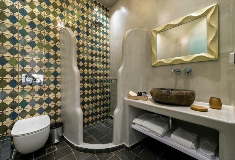 جناح مطلّ علي حمام السباحة, Emerald Collection Suites