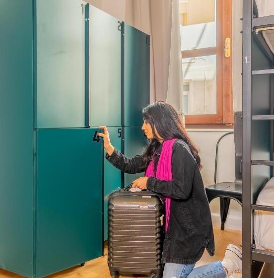 스탠다드 4인용 룸 공용 욕실, Intra Muros Hostel