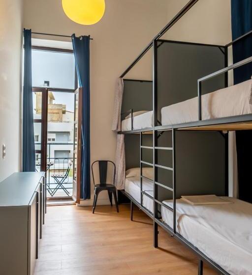 스탠다드 4인용 룸 공용 욕실, Intra Muros Hostel