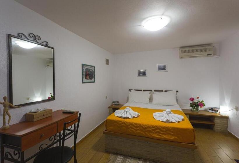 带花园景观的标准工作室, Palataki