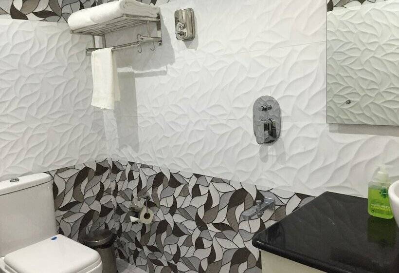 Superior Rum, Daffodils Spice Court