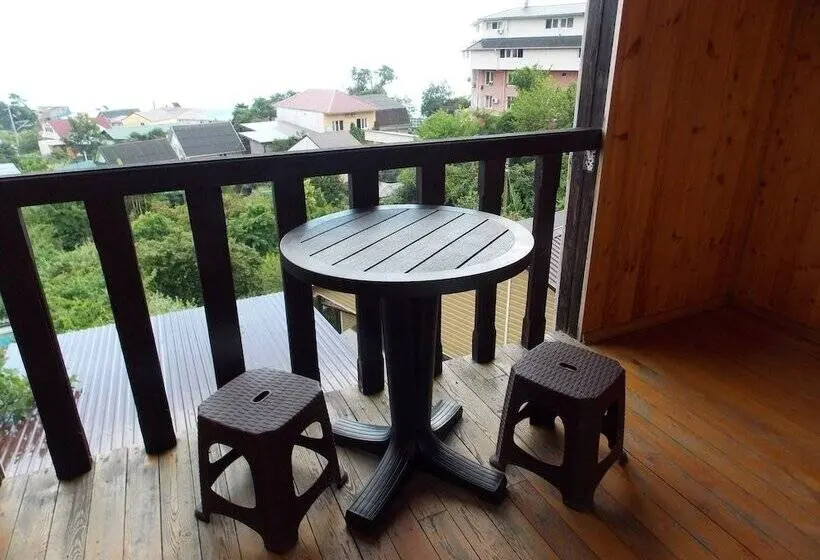 デラックスの４人部屋, Sandal