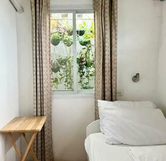 اتاق لوکس سه تخته, Balai Tinay Guesthouse
