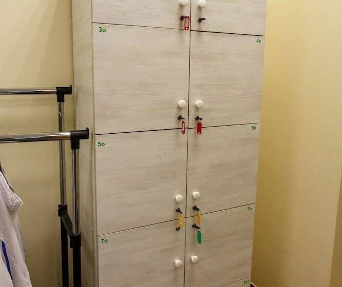 تختخواب در اتاق مشترک, Re Hostel