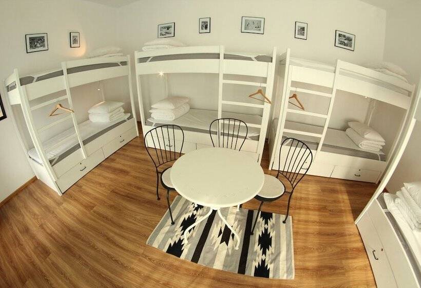 Кровать в Общей Комнате, Sisters Lodge Hostel