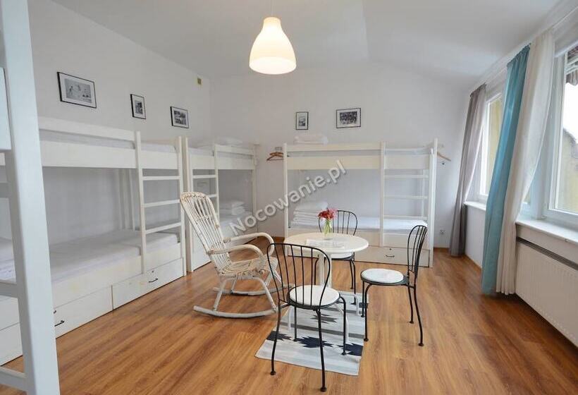 تختخواب در اتاق مشترک, Sisters Lodge Hostel