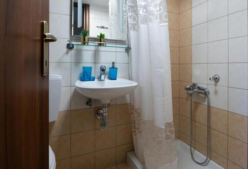 חדר סטודיו סטנדרד, Tsamakdas House