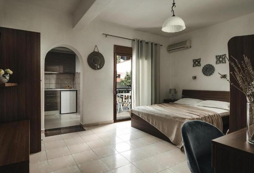 סטודיו משפחתי, Tsamakdas House