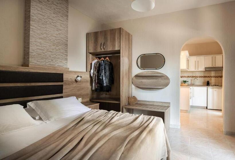 דירת משפחה, Tsamakdas House