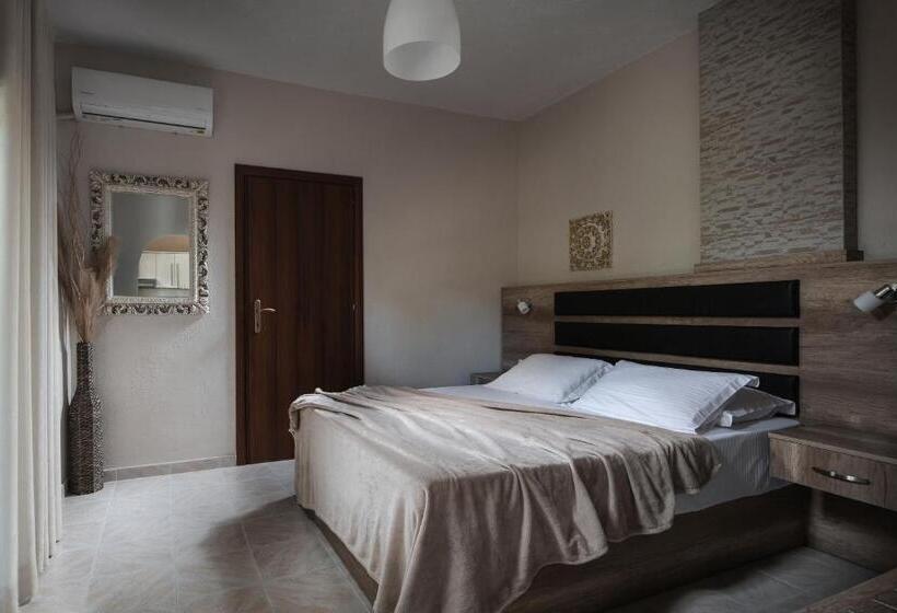 דירת משפחה, Tsamakdas House