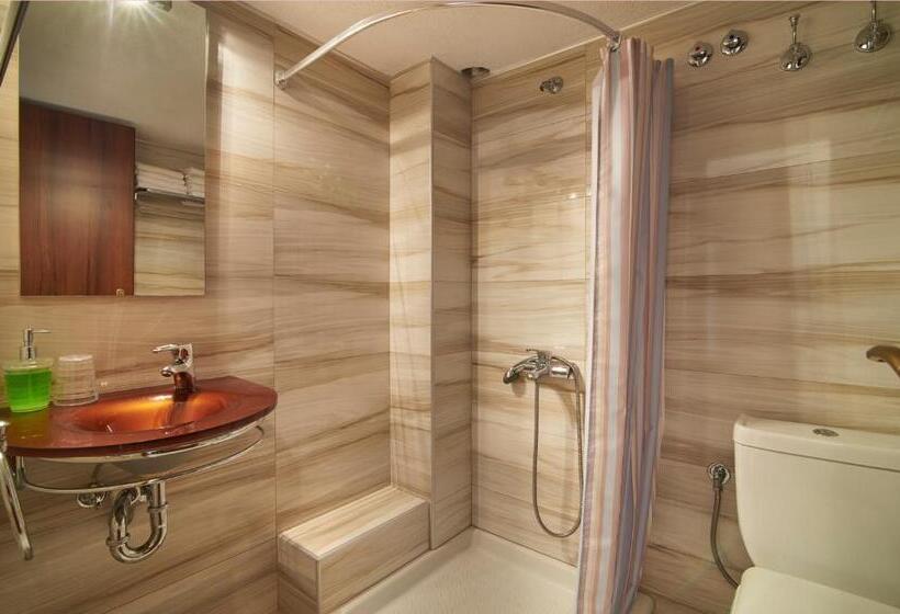 דירת שני חדרים, Tsamakdas House