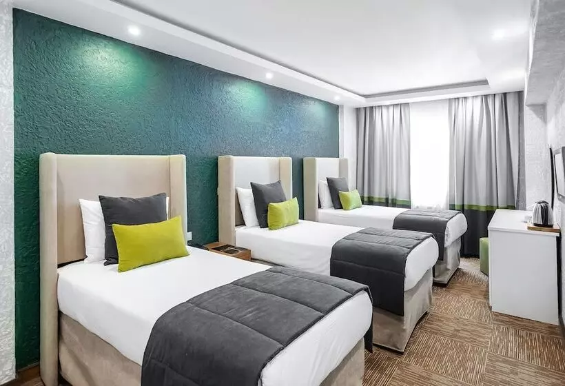 اتاق استاندارد سه نفره, Carlton Hotel Old City