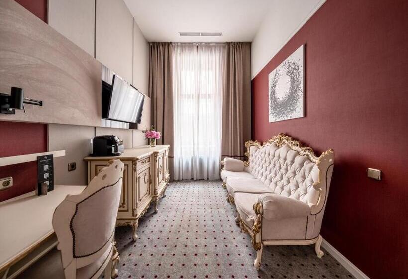 جناح جونيور, Grand Hotel Lviv Casino & Spa