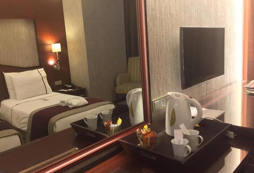 اتاق لوکس, Taksim Gonen