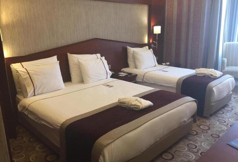 اتاق لوکس, Taksim Gonen