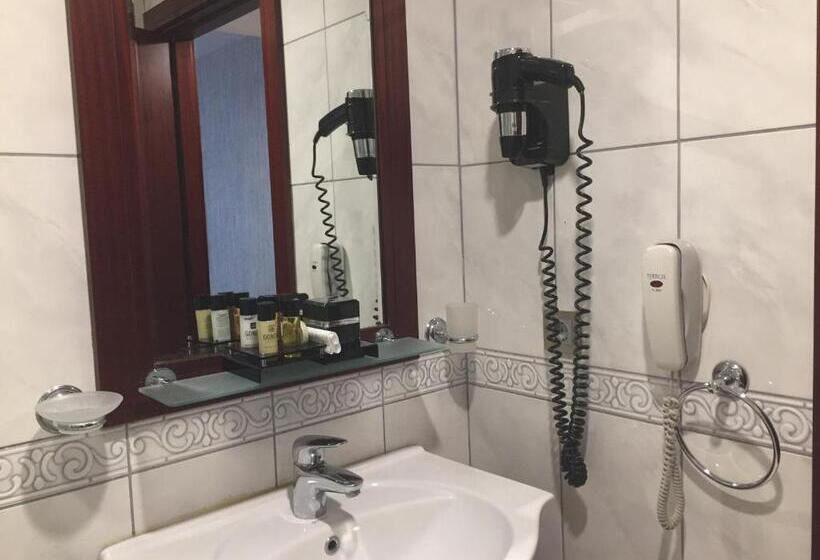 اتاق خانوادگی تودرتو, Taksim Gonen