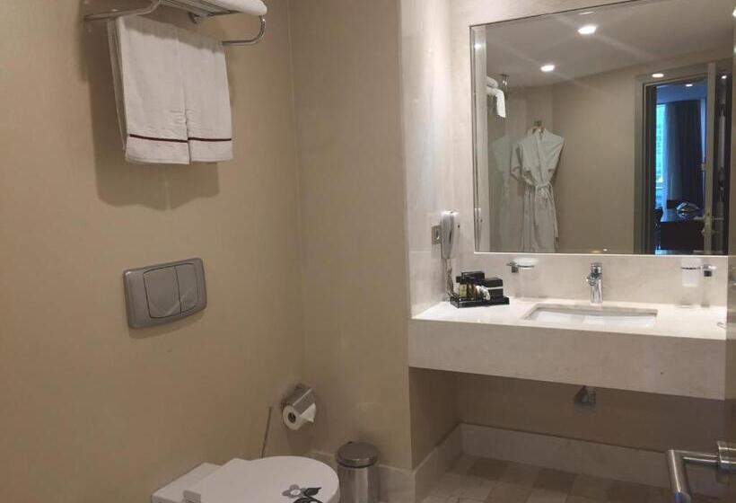 اتاق لوکس با چشمانداز, Taksim Gonen