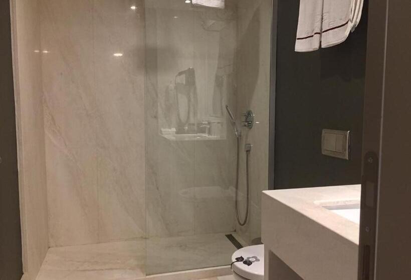 اتاق لوکس با چشمانداز, Taksim Gonen