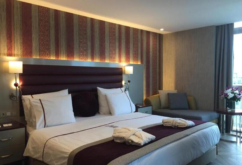 اتاق لوکس با چشمانداز, Taksim Gonen