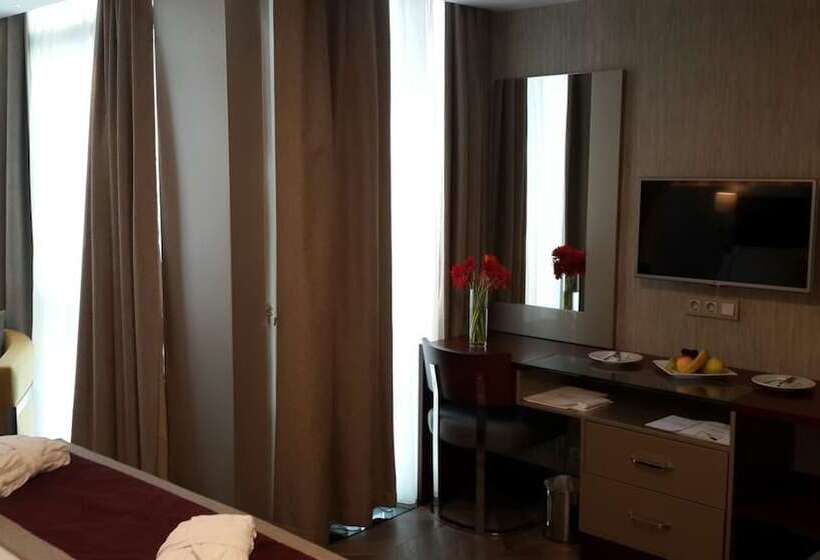 اتاق لوکس با چشمانداز, Taksim Gonen