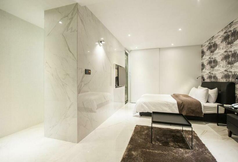 Deluxe-huone, Amare