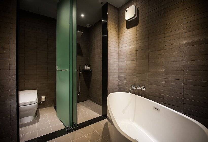 Standard-huone, Amare