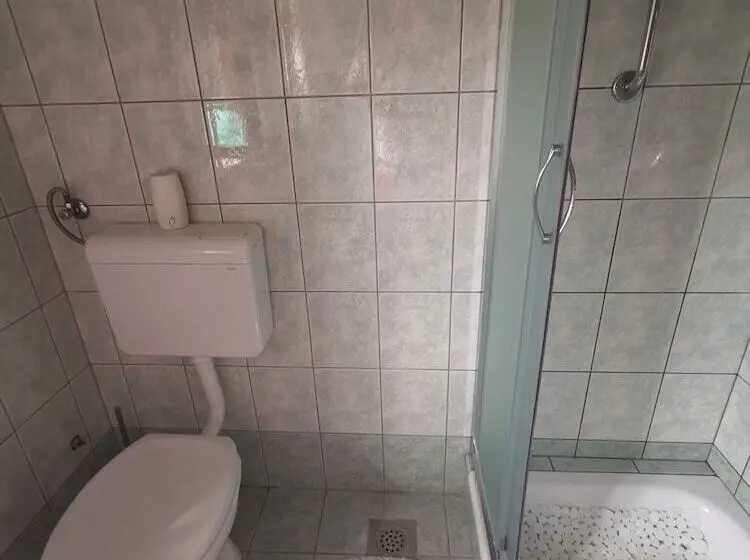 バスルーム共有のトリプルスタンダード, Guest House Accommodation Rupine