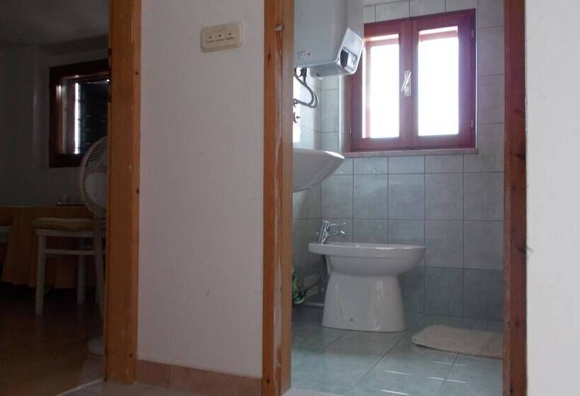 غرفة قياسية ثلاثية حمام مشترك, Guest House Accommodation Rupine