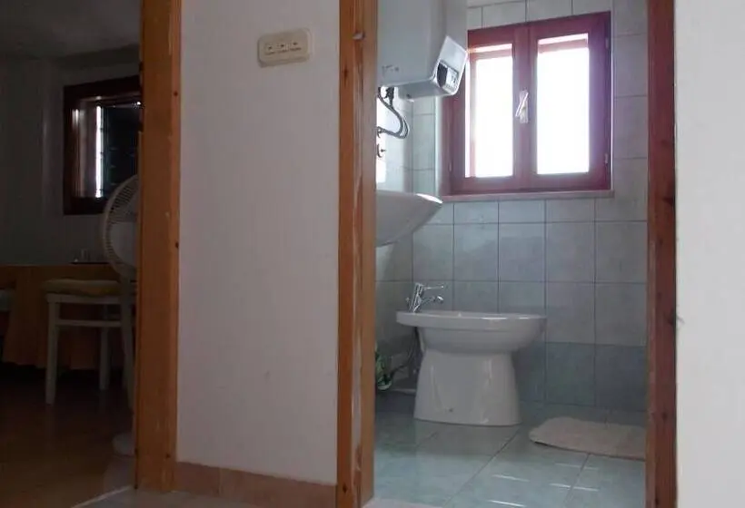 バスルーム共有のトリプルスタンダード, Guest House Accommodation Rupine