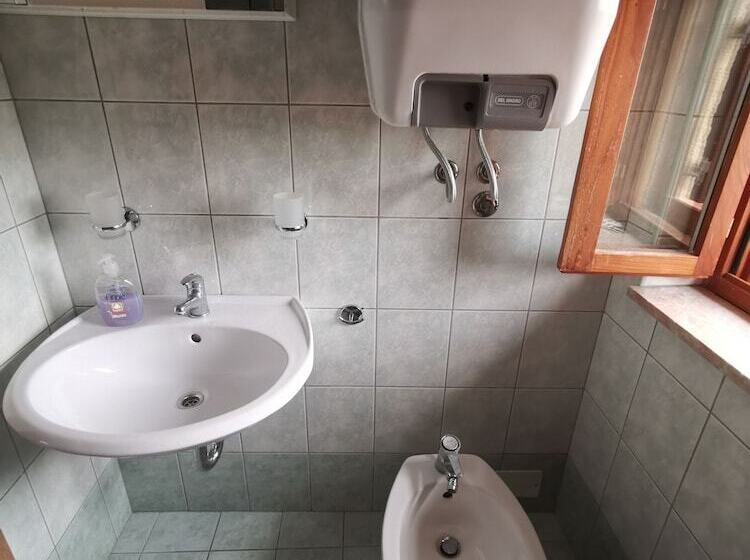 스탠다드 트리픔 룸 공동욕실, Guest House Accommodation Rupine