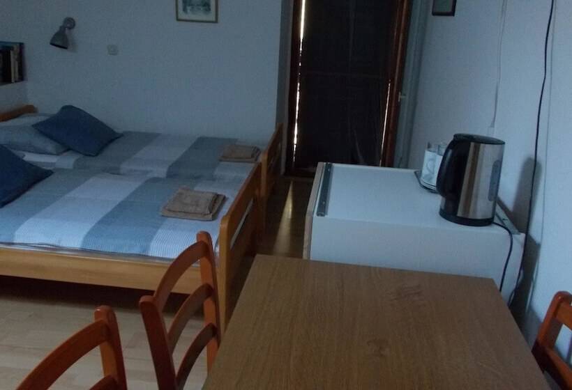 غرفة قياسية ثلاثية حمام مشترك, Guest House Accommodation Rupine