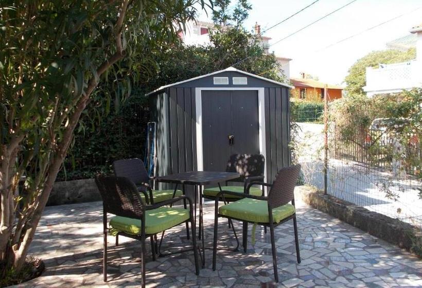 스탠다드 트리픔 룸 공동욕실, Guest House Accommodation Rupine