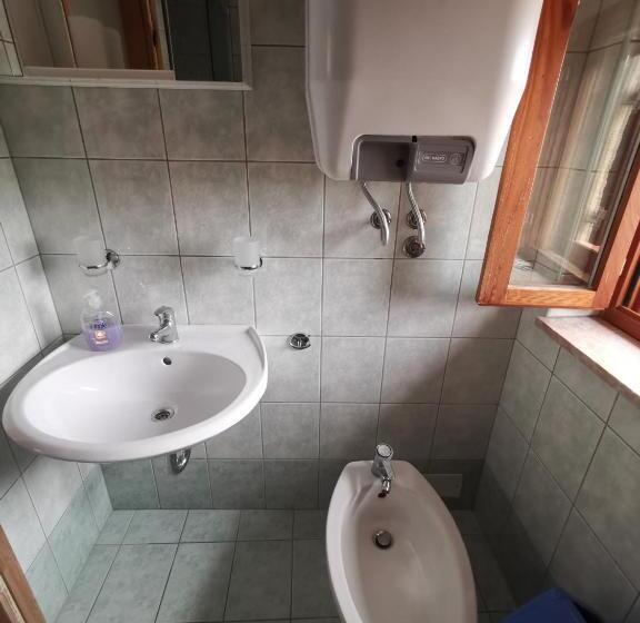 غرفة قياسية ثلاثية حمام مشترك, Guest House Accommodation Rupine