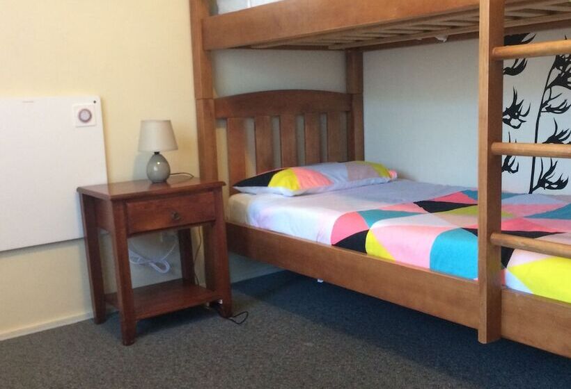 공용 욕실 구비 공동 객실 내의 침대, Almond House Hostel