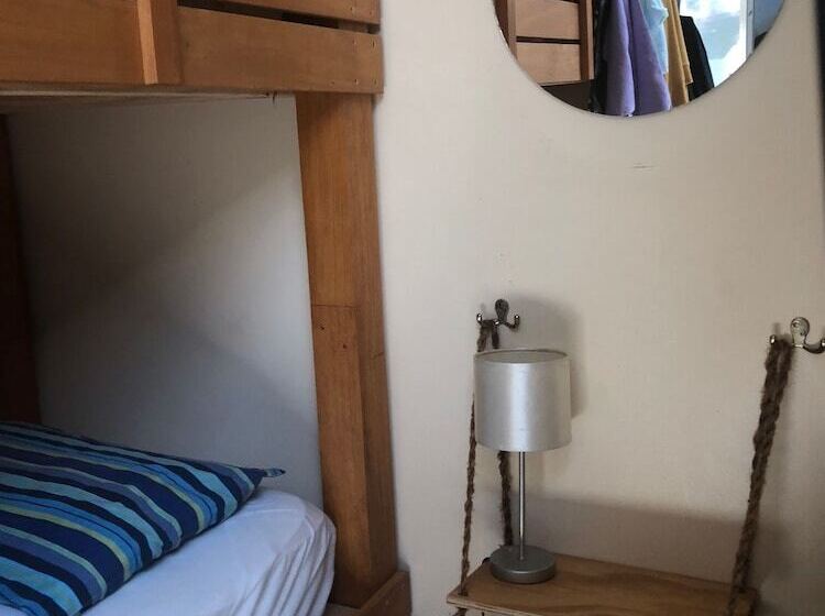 공용 욕실 구비 공동 객실 내의 침대, Almond House Hostel