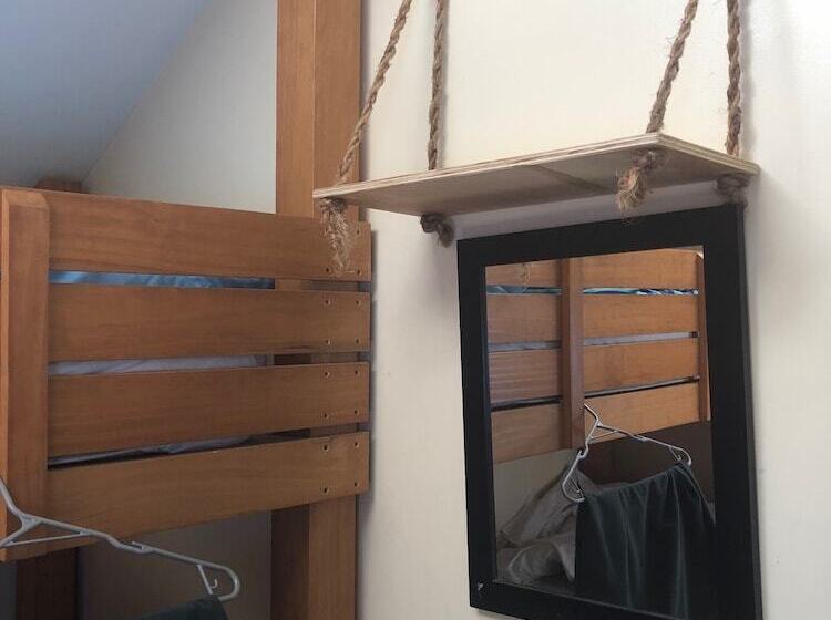 공용 욕실 구비 공동 객실 내의 침대, Almond House Hostel