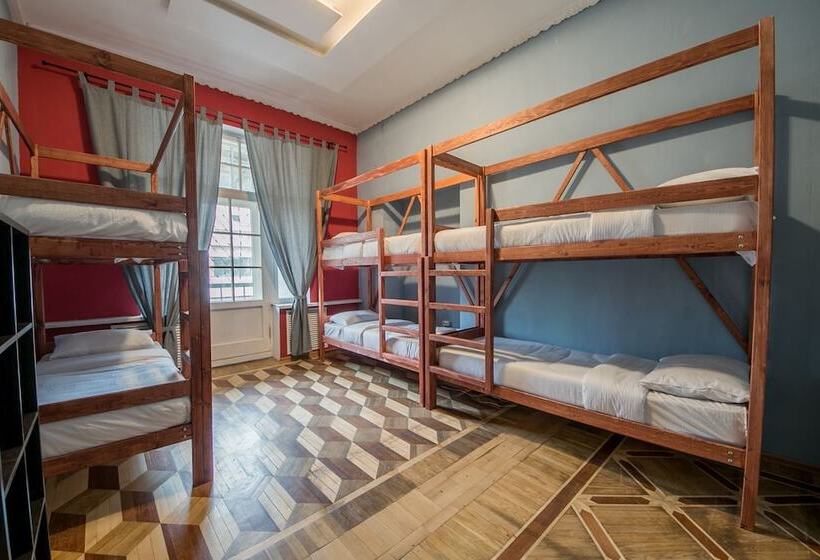 تختخواب در اتاق مشترک, Hat Off Hostel