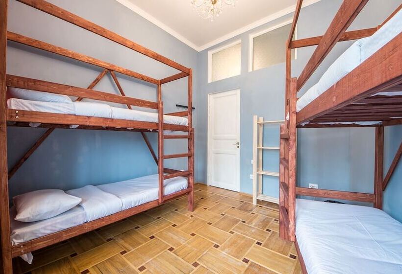 تختخواب در اتاق مشترک, Hat Off Hostel